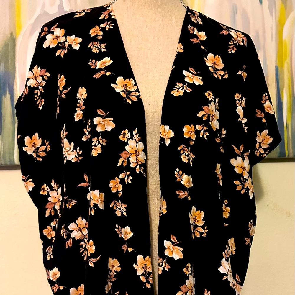 EUC FOREVER 21 S kimono in black with floral pattern